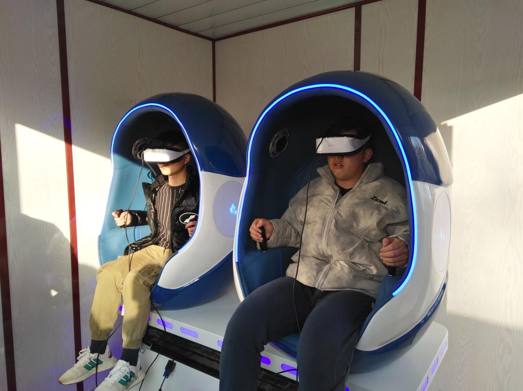 学生进行VR安全体验